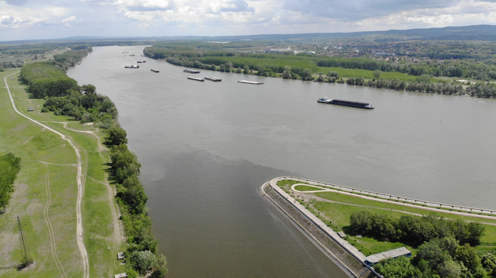 Drone photo sky art Kunstprojekt 'Shadow on the Elbow', Brücke über die Donau Novi Sad